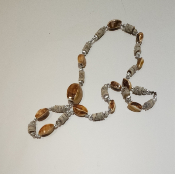 Sea shell with silver plated flower ball necklace - Picture 3 of 3